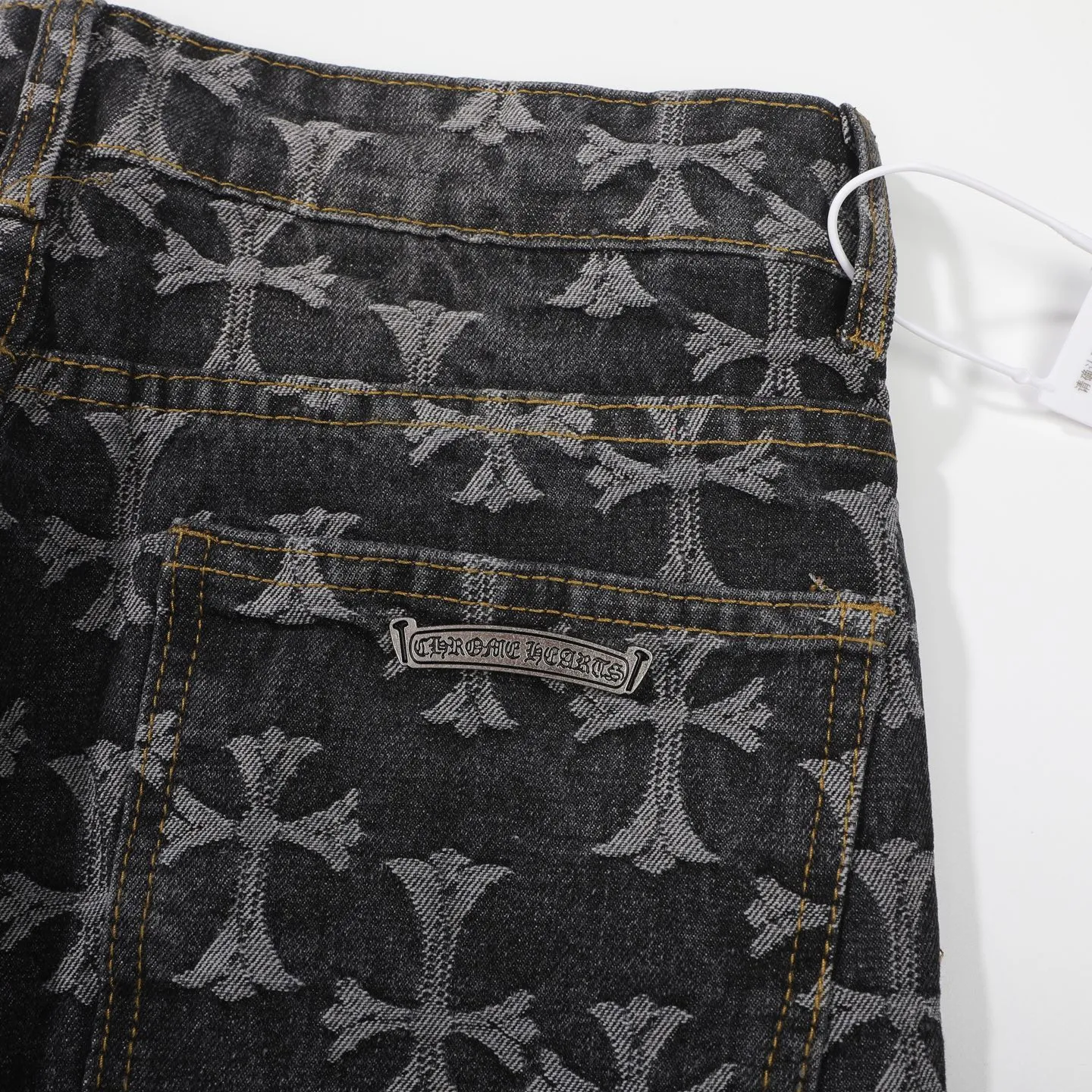 P220 [Black] Chrome Hearts｜Chrome Hearts CH all-over jacquard bootcut jeans - the same style as those of Internet celebrities. Cross-printed jeans, with unique cross design elements and all-over printing, full of design. It is made of 100% denim cotton fabric with heavy coarse yarn count, which ensures a stiff and tough silhouette while being soft, comfortable and breathable. The lapel is designed with silver buttons and is full of texture.  The classic dark yellow cross logo is all over the pants. They are generous and full of personality without being exaggerated. They are perfect for spring and summer!    Custom hardware! Same style for couples!  The three standards are complete, and the non-market version of the same style for men and women is free to compare and the quality is absolutely guaranteed. Size: 28/30/32/34/36 (s-xxl) Waist: 72/77/82/87/92 Knee: 55/56.5/58/59.5/61 Pants length: 103.5/110.5/107.5/109.5/111.5